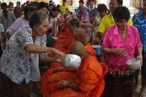 Thais practice traditional Songkran rituals